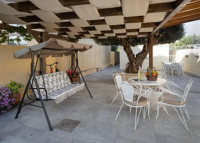 Garden House By Estia